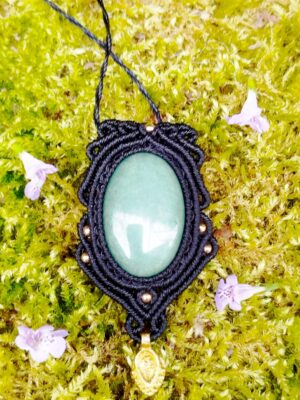 Talisman noir en macramé avec aventurine verte et breloque indienne