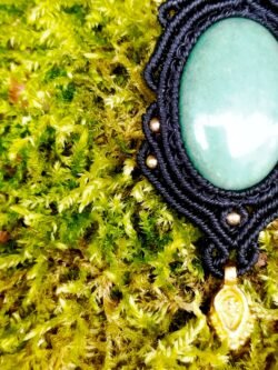 Talisman noir en macramé avec aventurine verte et breloque indienne