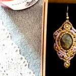 Boucles d’oreilles en macramé avec labradorite facettée, fil kaki et violet lilas