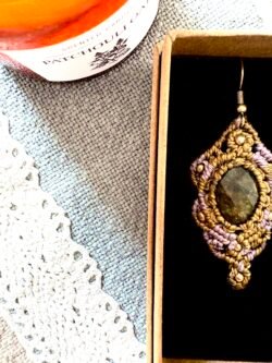 Boucles d’oreilles en macramé avec labradorite facettée, fil kaki et violet lilas