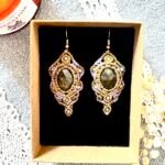 Boucles d’oreilles en macramé avec labradorite facettée, fil kaki et violet lilas