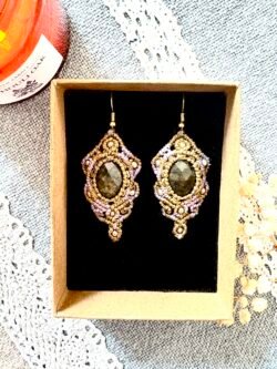Boucles d’oreilles en macramé avec labradorite facettée, fil kaki et violet lilas