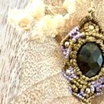 Boucles d’oreilles en macramé avec labradorite facettée, fil kaki et violet lilas