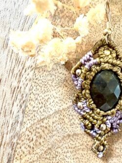 Boucles d’oreilles en macramé avec labradorite facettée, fil kaki et violet lilas