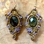 Boucles d’oreilles en macramé avec labradorite facettée, fil kaki et violet lilas