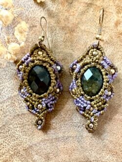 Boucles d’oreilles en macramé avec labradorite facettée, fil kaki et violet lilas