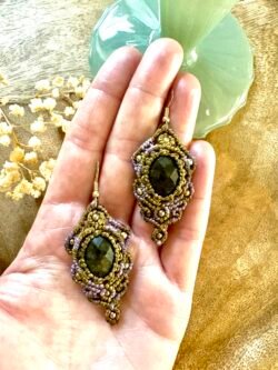 Boucles d’oreilles en macramé avec labradorite facettée, fil kaki et violet lilas