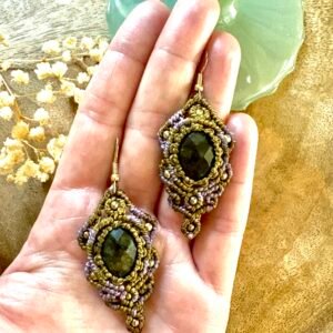 Boucles d’oreilles en macramé avec labradorite facettée, fil kaki et violet lilas