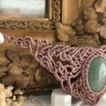 Ras de cou en macramé avec aventurine verte, fil marron glacé et taupe, cauris et perles laiton