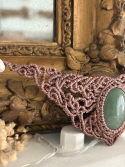 Ras de cou en macramé avec aventurine verte, fil marron glacé et taupe, cauris et perles laiton