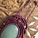 Talisman bordeaux en macramé avec aventurine verte