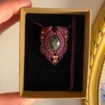 Talisman bordeaux en macramé avec labradorite facettée