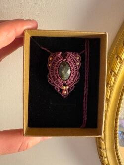 Talisman bordeaux en macramé avec labradorite facettée