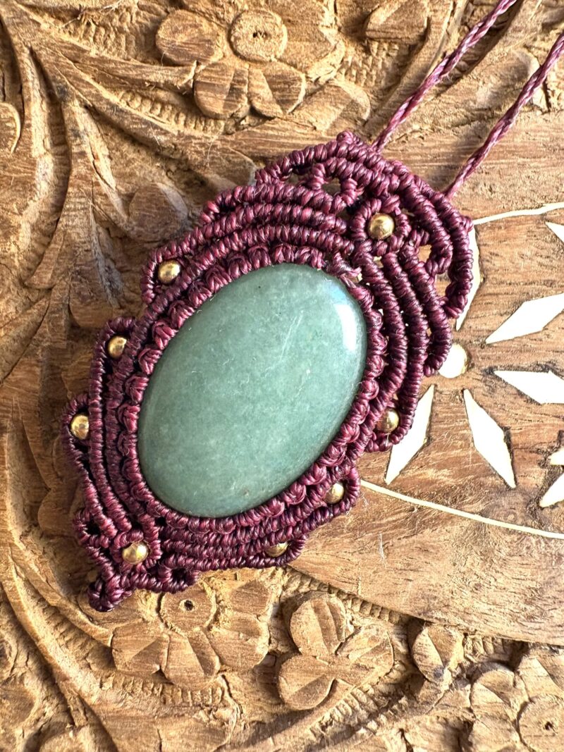 Talisman bordeaux en macramé avec aventurine verte