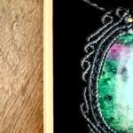 Talisman noir en macramé avec rubis zoïsite