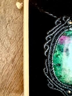 Talisman noir en macramé avec rubis zoïsite