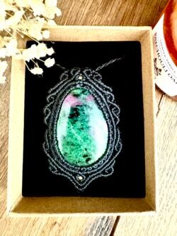Talisman noir en macramé avec rubis zoïsite