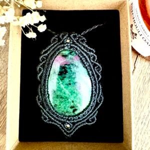 Talisman noir en macramé avec rubis zoïsite