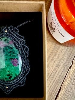 Talisman noir en macramé avec rubis zoïsite