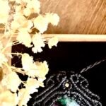 Talisman noir en macramé avec rubis zoïsite