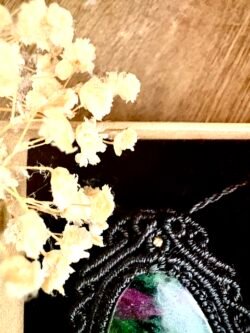 Talisman noir en macramé avec rubis zoïsite