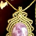 Talisman kaki en macramé avec améthyste et arabesques