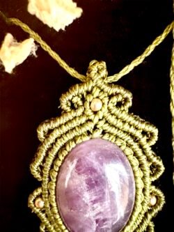 Talisman kaki en macramé avec améthyste et arabesques