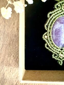 Talisman kaki en macramé avec améthyste et arabesques