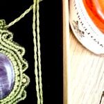 Talisman kaki en macramé avec améthyste et arabesques