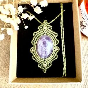 Talisman kaki en macramé avec améthyste et arabesques