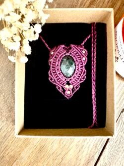 Talisman bordeaux en macramé avec labradorite facettée