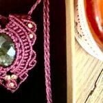 Talisman bordeaux en macramé avec labradorite facettée