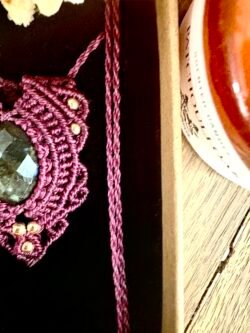 Talisman bordeaux en macramé avec labradorite facettée