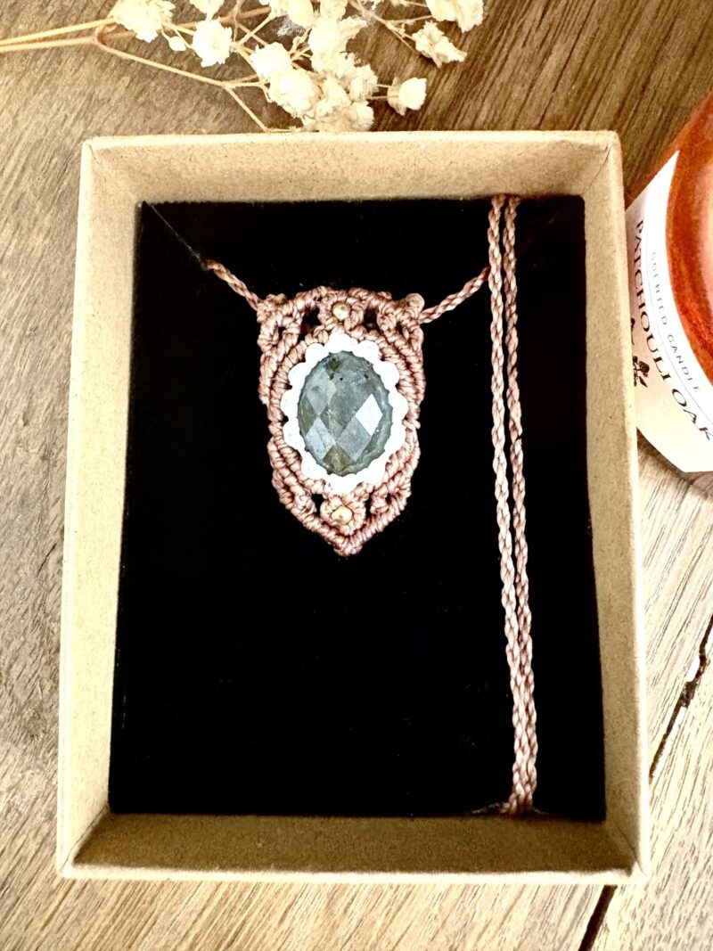Talisman en macramé avec labradorite facettée, fil taupe et blanc