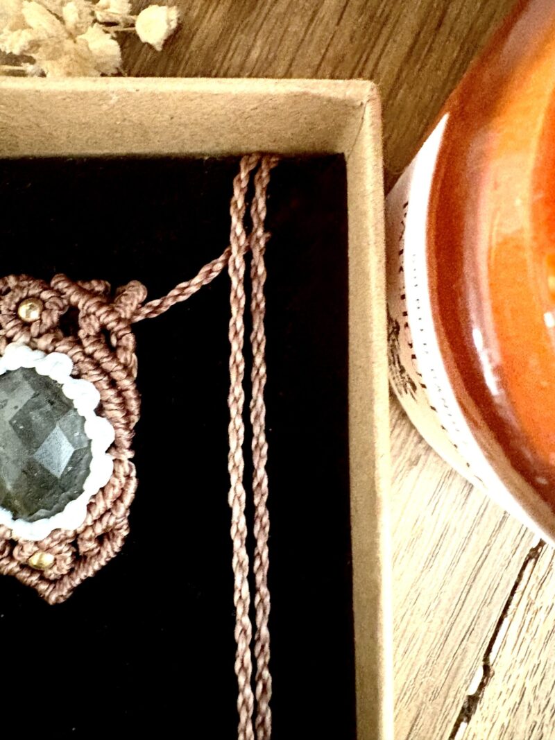 Talisman en macramé avec labradorite facettée, fil taupe et blanc