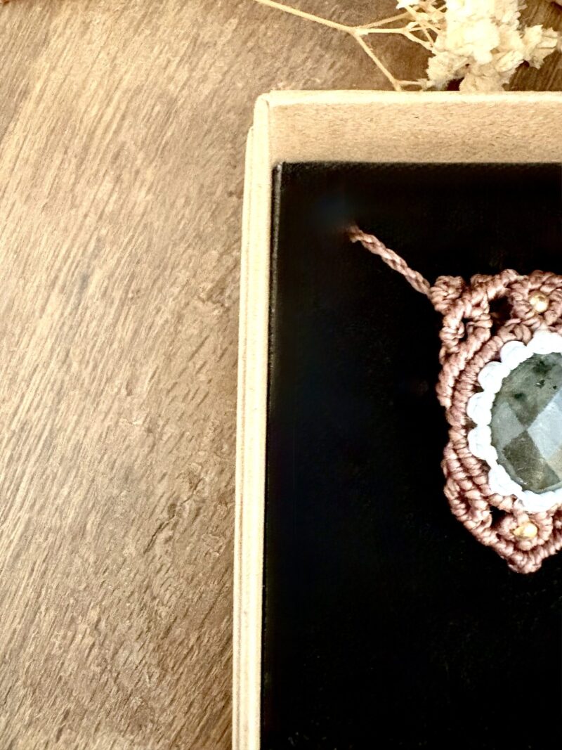 Talisman en macramé avec labradorite facettée, fil taupe et blanc