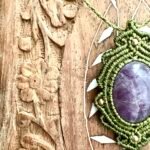 Talisman kaki en macramé avec améthyste et arabesques