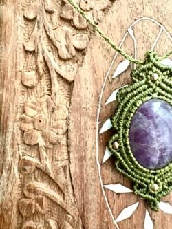 Talisman kaki en macramé avec améthyste et arabesques