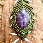 Talisman kaki en macramé avec améthyste et arabesques