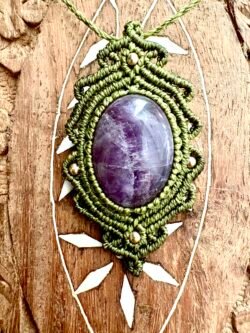 Talisman kaki en macramé avec améthyste et arabesques