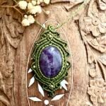 Talisman kaki en macramé avec améthyste et arabesques