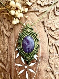 Talisman kaki en macramé avec améthyste et arabesques