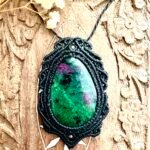 Talisman noir en macramé avec rubis zoïsite
