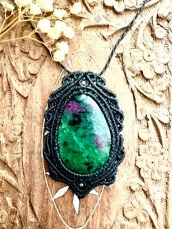 Talisman noir en macramé avec rubis zoïsite