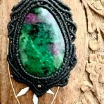 Talisman noir en macramé avec rubis zoïsite
