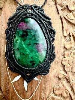 Talisman noir en macramé avec rubis zoïsite