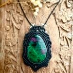 Talisman noir en macramé avec rubis zoïsite