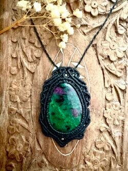 Talisman noir en macramé avec rubis zoïsite