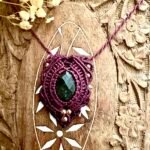 Talisman bordeaux en macramé avec labradorite facettée
