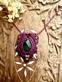 Talisman bordeaux en macramé avec labradorite facettée